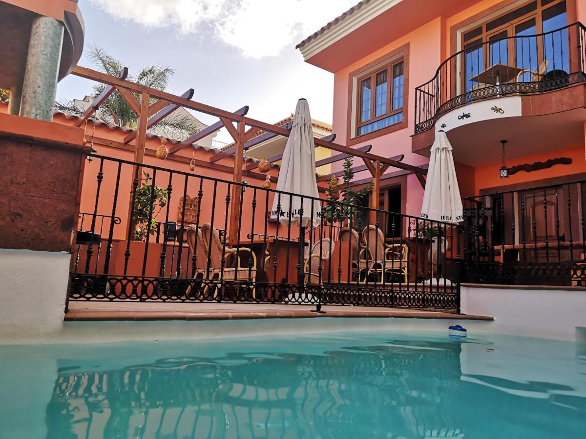 Patio y piscina de La Casona Canaria